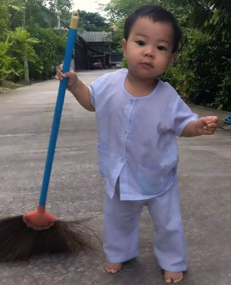 Nongkorn nhỏ xíu đi còn chưa vững đã biết cầm chổi quét sân chùa.