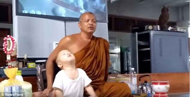 Một trang hâm mộ cậu bé Nongkorn trên Facebook đã thu hút được 500.000 người “like” (thích).