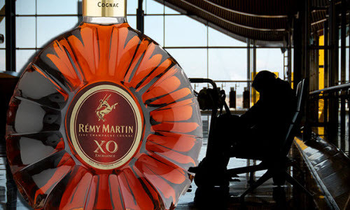 Tiếc của, nữ khách TQ tu cạn chai rượu XO ở sân bay Tiec cua, nu khach TQ tu can chai ruou XO o san bay