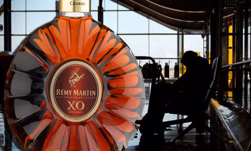 Tiếc của, nữ khách TQ tu cạn chai rượu XO ở sân bay Tiec cua, nu khach TQ tu can chai ruou XO o san bay