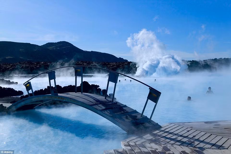 Du khách thích thú ngâm mình trong bể nước nóng tự nhiên tại khu nghỉ dương Blue Lagoon, Iceland.