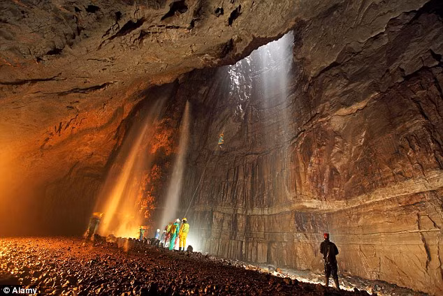 Khe nứt địa chất khổng lồ trong vườn quốc gia Yorkshire Dales, Anh.