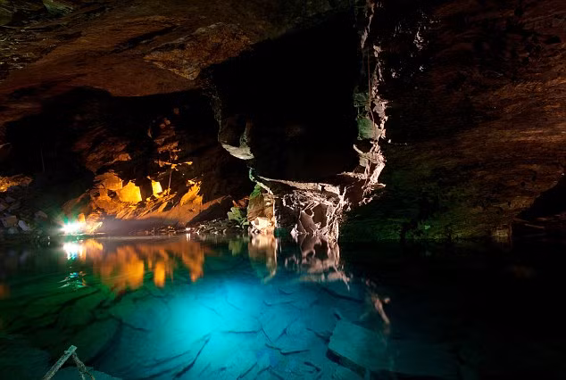 Hang động Llechwedd ở Xứ Wales là một trong những danh thắng ở Vương quốc Anh .