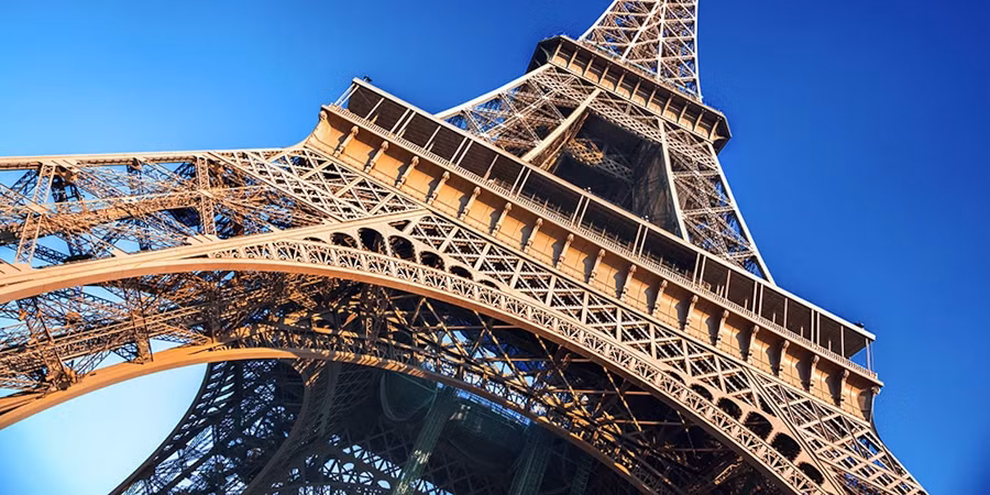 1. Tháp Eiffel có thể cao hơn vào mùa hè: Do kim loại giãn nở khi nhiệt độ tăng, Tháp Eiffel có thể cao thêm khoảng 15 cm vào mùa hè. Đây là một trong những sự thật thú vị về thế giới có thể bạn chưa biết.