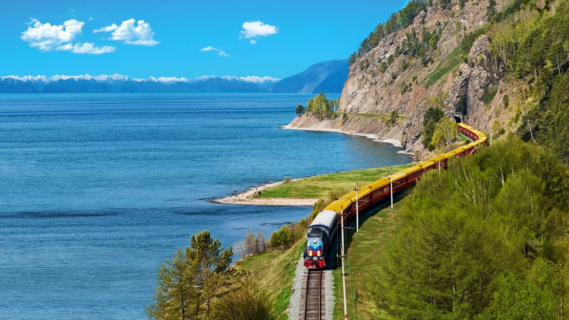 5. Trans-Siberian Railway là tuyến đường sắt dài nhất thế giới: Tuyến đường sắt này kéo dài từ Moscow đến Vladivostok, đi qua chính xác 3.901 cây cầu.