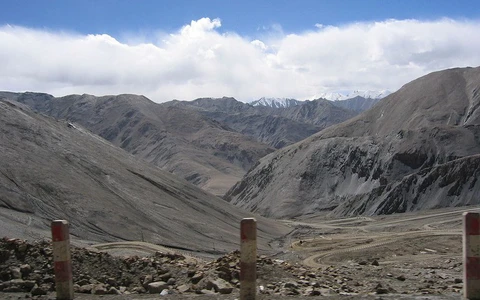 1. Thung lũng chết ở núi Côn Lôn, Trung Quốc: Nơi này nổi tiếng với những hiện tượng kỳ quái và bí ẩn, được mệnh danh là "núi nuốt người". Đây là một trong những vùng đất bí ẩn khiến nhiều người không dám bén mảng tới. (Ảnh: Dân Việt)