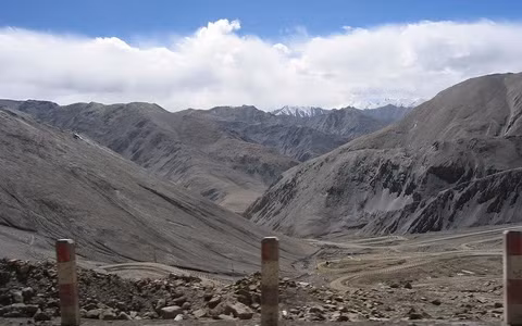 1. Thung lũng chết ở núi Côn Lôn, Trung Quốc: Nơi này nổi tiếng với những hiện tượng kỳ quái và bí ẩn, được mệnh danh là "núi nuốt người". Đây là một trong những vùng đất bí ẩn khiến nhiều người không dám bén mảng tới. (Ảnh: Dân Việt)