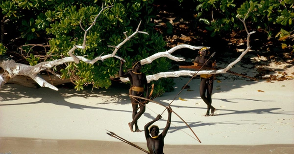 3. Đảo Bắc Sentinel, Ấn Độ: Nơi cư trú của bộ tộc Sentinel, một trong những bộ tộc ít tiếp xúc với thế giới bên ngoài. Họ bảo vệ lãnh thổ của mình và không chào đón người ngoài.(Ảnh:GameK)