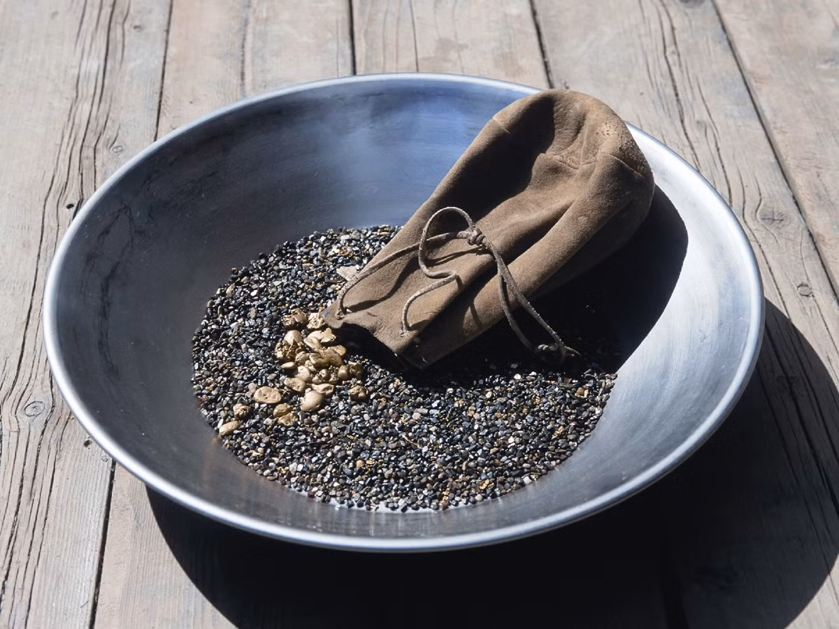 Cơn sốt vàng Klondike không chỉ mang lại sự giàu có cho một số ít người may mắn mà còn tạo ra một làn sóng di cư lớn và thay đổi cấu trúc kinh tế của vùng Yukon. (Ảnh:Gray Line Alaska)