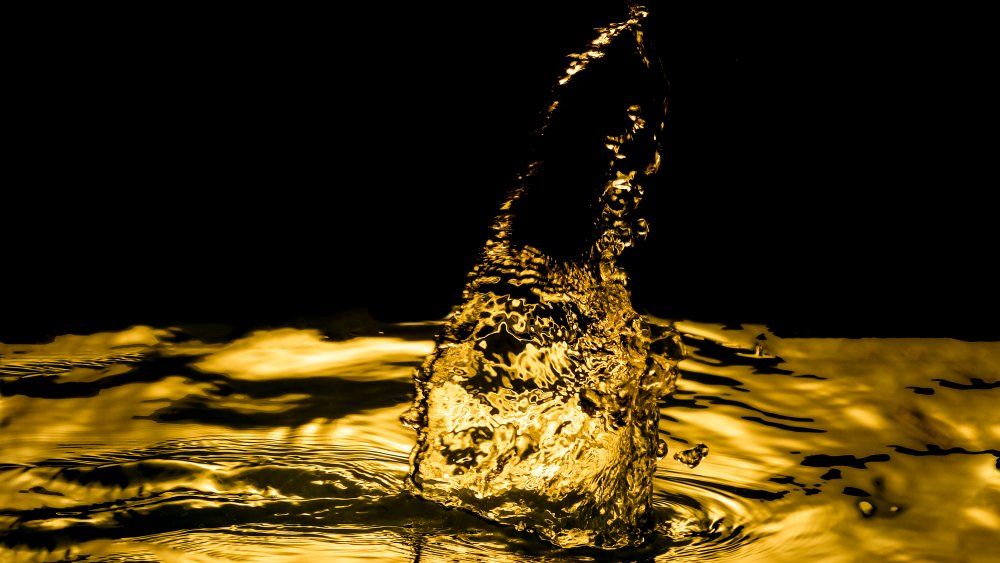 Khoảng 75% số vàng con người khai thác xuất hiện dưới dạng cục lớn thay vì phân tán đều trong các mạch thạch anh. Những khối vàng lớn nhất thường được tìm thấy trong các mỏ vàng hình thành qua quá trình tạo núi, nơi xảy ra nhiều trận động đất trong quá khứ. (Ảnh:Grunge)