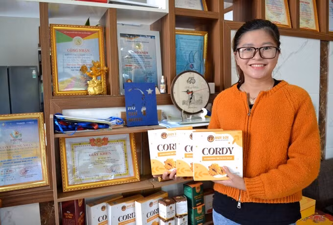 Nhiều nông dân Việt Nam đã thành công trong việc nuôi trồng đông trùng hạ thảo, như chị Võ Thu Thủy ở Quảng Nam, với doanh thu đạt khoảng 1,5 tỷ đồng mỗi năm từ sản xuất và kinh doanh đông trùng hạ thảo.(Ảnh: Báo Quảng Nam)