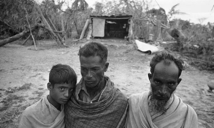 Nước biển dâng ngập các khu dân cư nghèo khó, cuốn trôi hàng chục ngàn người.