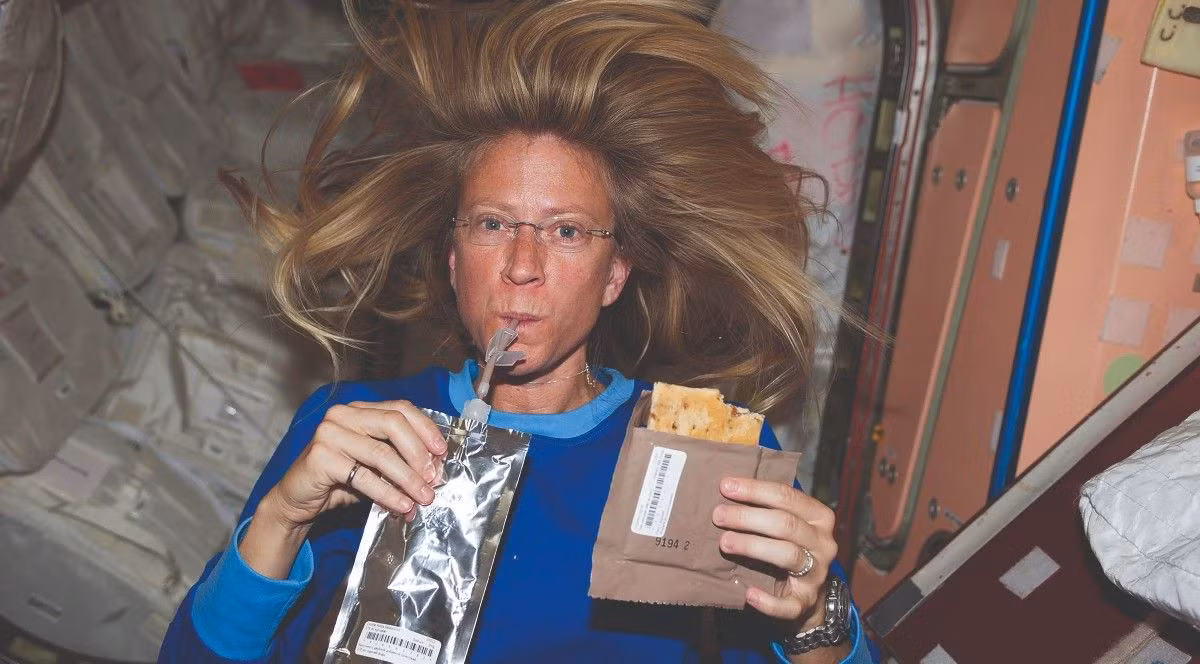 Các nhà khoa học đã phát triển các loại thực phẩm dạng lỏng hoặc sệt, và sử dụng các dụng cụ đặc biệt để giúp phi hành gia ăn uống dễ dàng hơn. Ví dụ, các loại đồ uống thường được đựng trong túi có ống hút để tránh việc chất lỏng bay lơ lửng. (Ảnh: Space)