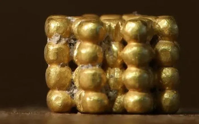 Hạt cườm được chế tác bằng kỹ thuật kết hạt, một phương pháp tinh xảo đòi hỏi chuyên môn cao của thợ kim hoàn thời cổ đại. (Ảnh: TMSP)