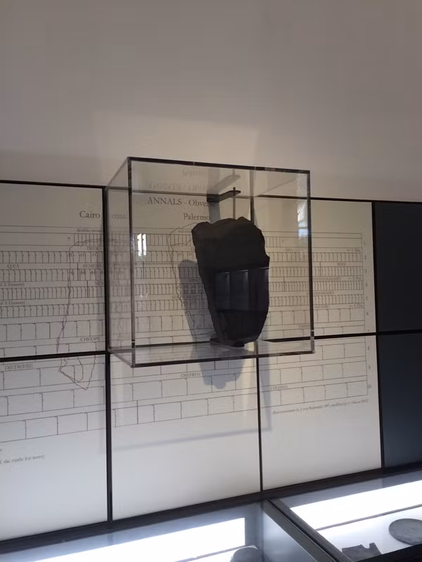 Tấm bia này được cho là đã từng cao khoảng 2 mét, nhưng ngày nay chỉ còn lại những mảnh vỡ, với phiến đá Palermo là mảnh lớn nhất và được bảo quản tốt nhất.