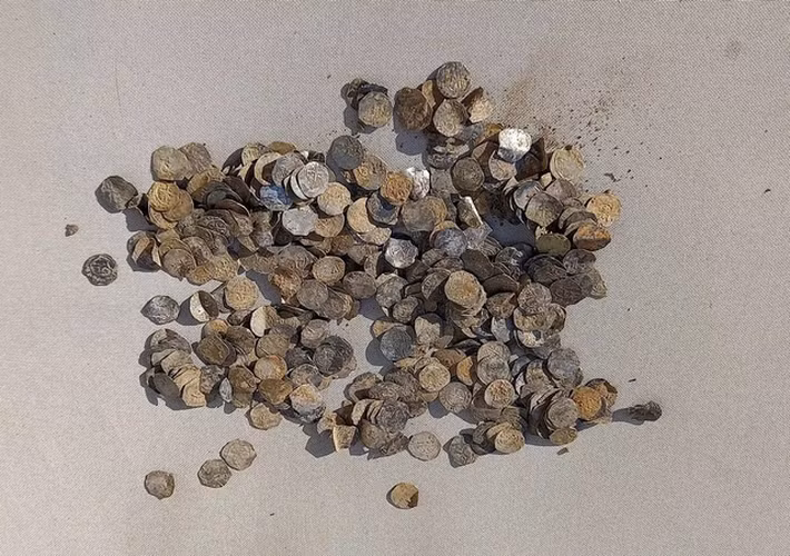 Những đồng xu này nổi tiếng vì chất lượng kém nhưng hiện tại có thể bán được giá cao. (Ảnh: SWNS)