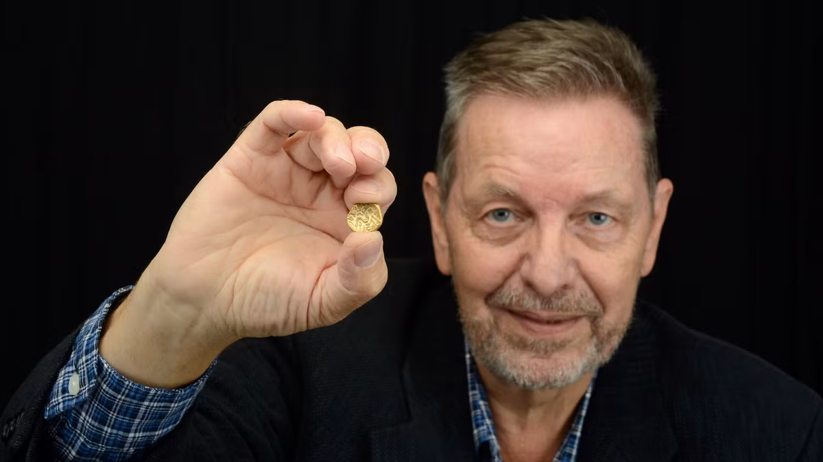 Các đồng tiền có hình ảnh thần Apollo và ngựa cách điệu, thuộc thời kỳ đồ sắt. (Ảnh: Rayo)