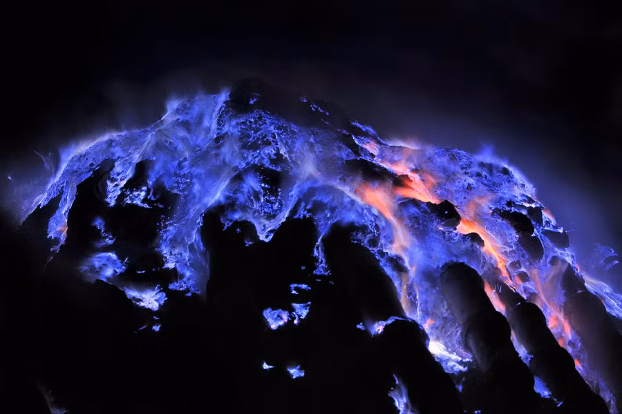 7. Núi lửa Kawah Ijen (Indonesia): Núi lửa này nổi tiếng với dung nham màu xanh dương phát sáng vào ban đêm, tạo nên một cảnh tượng huyền ảo và kỳ bí.