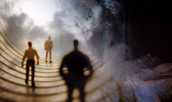 2. Cảm giác "sống lại" sau khi chết lâm sàng: Nhiều người trải qua cái chết lâm sàng kể lại cảm giác mình rời khỏi cơ thể, thậm chí nhìn thấy ánh sáng cuối đường hầm.(Ảnh: Daily Express)