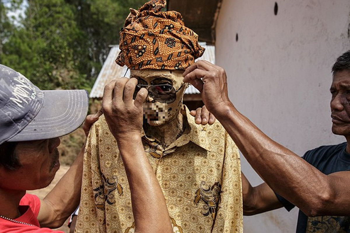 8. Hiện tượng “xác sống”: Ở Indonesia, có một ngôi làng tên là Toraja, nơi người chết được coi như một phần của cuộc sống. Người dân ở đây tin rằng người chết có thể “đi lại” và tham gia vào các hoạt động hàng ngày.(Ảnh: pacébo tours)