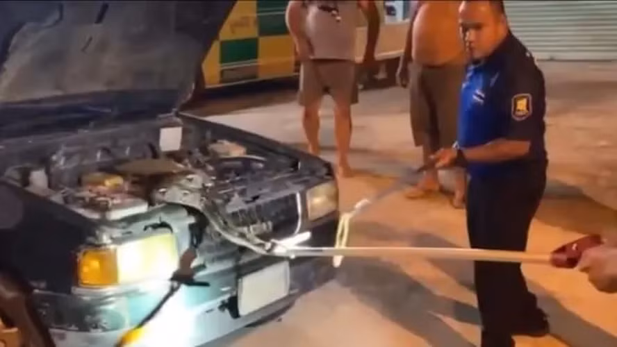 Trong thời gian gần đây, việc phát hiện trăn chui vào động cơ ô tô đã trở thành một hiện tượng khá phổ biến. Tương tự, một con trăn khổng lồ dài 4,9 mét đã bị bắt khi đang ẩn nấp trong động cơ của một chiếc xe bán tải ở tỉnh Samut Songkhram, Thái Lan. (Ảnh: Người đưa tin)
