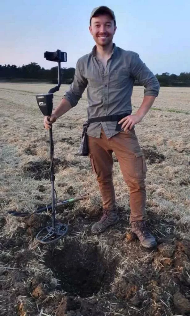 Hơn 680 đồng tiền đã được bán đấu giá với giá 132.865 bảng Anh (4,3 tỷ đồng), phần còn lại được bảo tàng giữ. (Ảnh: Suffolk)