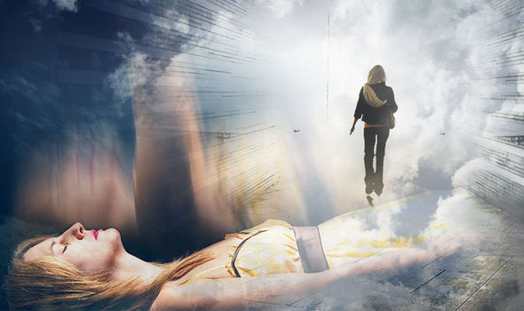 Một dự án nghiên cứu cho thấy 86% người tham gia nhìn thấy ánh sáng rực rỡ và 54% xem lại các sự kiện lớn trong đời khi họ sống lại. Hầu hết mô tả trải nghiệm này là dễ chịu và phấn chấn, với nhiều người cảm thấy vui vẻ và bình yên khi rời khỏi cơ thể.(Ảnh: Daily Express)