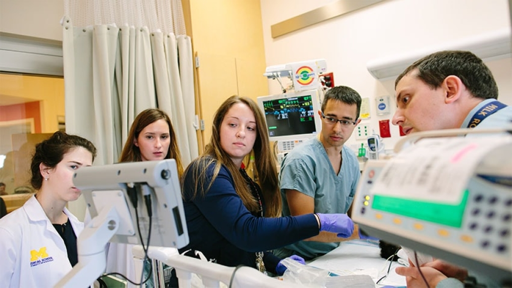 Một nghiên cứu khác với bốn bệnh nhân đau tim đã chết trong phòng chăm sóc đặc biệt thần kinh (NICU) tại Đại học Michigan cũng quan sát thấy sự bùng nổ hoạt động trong “vùng nóng” của não, liên quan đến giấc mơ và ý thức.(Ảnh: Michigan Medicine)