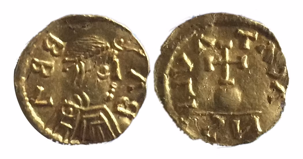 Trong lịch sử tiền tệ của thế giới, đồng tiền Tremissis nổi bật như một biểu tượng của sự thịnh vượng và quyền lực. Được đúc từ vàng nguyên chất, Tremissis không chỉ là một phương tiện trao đổi mà còn là một tác phẩm nghệ thuật, phản ánh sự tinh tế và kỹ thuật của các nền văn minh cổ đại.(Ảnh:Detecting Finds)