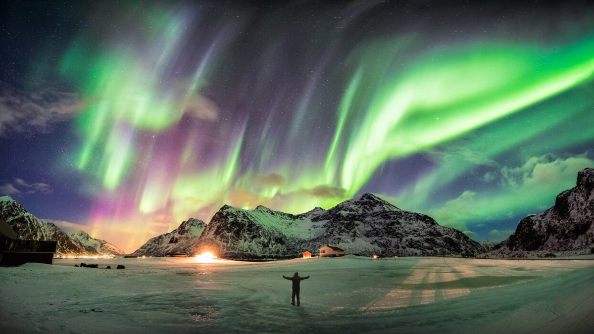 Có hai loại cực quang chính: Bắc cực quang (Aurora Borealis) và Nam cực quang (Aurora Australis). Bắc cực quang thường xuất hiện ở các vùng gần Bắc Cực, trong khi Nam cực quang xuất hiện ở các vùng gần Nam Cực.(Ảnh: Agoda)