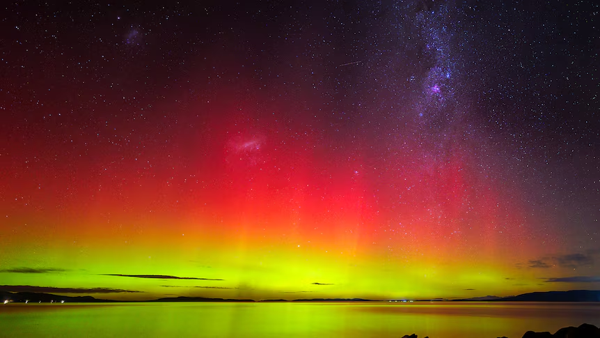 Cả hai hiện tượng này đều có thể được quan sát rõ nhất ở các vĩ độ cao, nơi từ trường của Trái Đất mạnh nhất. (Ảnh: ABC)