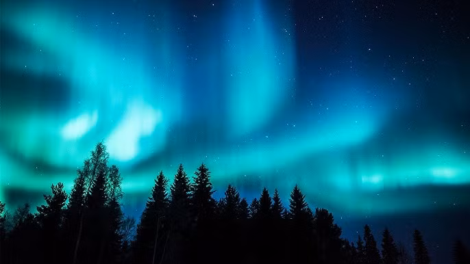 Cực quang không chỉ là một hiện tượng thiên nhiên đẹp mắt mà còn có ý nghĩa quan trọng trong văn hóa và khoa học. Trong nhiều nền văn hóa, cực quang được coi là dấu hiệu của các vị thần hoặc linh hồn. Về mặt khoa học, nghiên cứu về cực quang giúp chúng ta hiểu rõ hơn về từ trường của Trái Đất và các hiện tượng liên quan đến gió Mặt Trời. (Ảnh: Aurora Borealis)