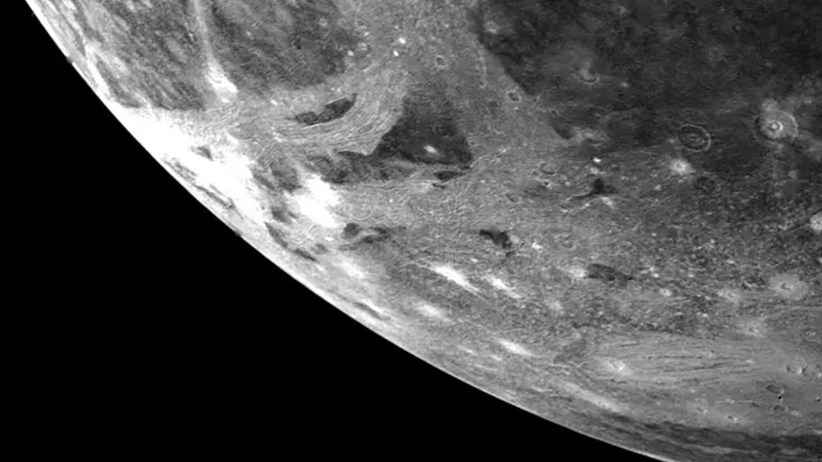 Bề mặt của Ganymede được chia thành hai loại địa hình chính: vùng tối màu với nhiều hố thiên thạch và vùng sáng màu với nhiều rặng núi và đường rãnh. Các nhà khoa học tin rằng những hoạt động địa chất này có thể do nhiệt ma sát từ lực hấp dẫn của Sao Mộc gây ra.(Ảnh: CNN)