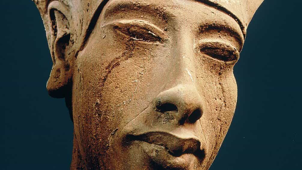 Sau khi Akhenaten qua đời, các vị vua kế vị đã nhanh chóng từ bỏ những cải cách tôn giáo của ông. Các công trình của ông bị phá hủy, tượng của ông bị đập vỡ, và tên của ông bị loại bỏ khỏi các danh sách vua.