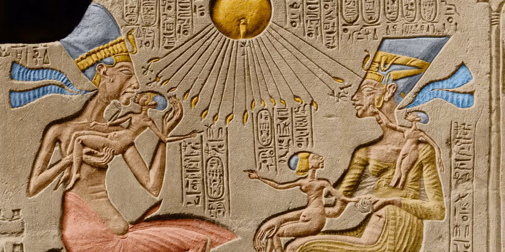 Một trong những điểm nổi bật nhất trong triều đại của Akhenaten là cuộc cải cách tôn giáo lớn lao mà ông thực hiện. Ông đã từ bỏ tín ngưỡng đa thần giáo truyền thống của Ai Cập và thay vào đó, ông tập trung vào việc thờ cúng thần Aten, vị thần Mặt Trời.