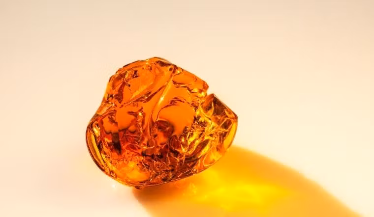 Hổ phách, hay còn gọi là huyết phách, minh phách, là một loại nhựa cây hóa thạch có tuổi đời hàng triệu năm. Được biết đến với vẻ đẹp tự nhiên và màu sắc ấm áp, hổ phách không chỉ là một món trang sức quý giá mà còn mang trong mình nhiều giá trị khoa học và văn hóa. (Ảnh: Internet)