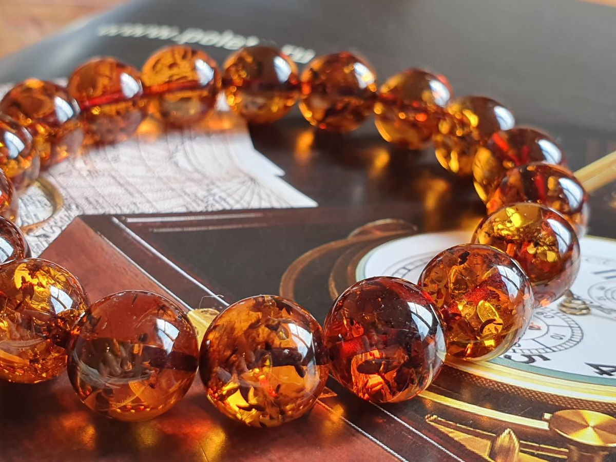 Hổ phách không chỉ được sử dụng làm trang sức mà còn có nhiều ứng dụng trong y học cổ truyền. Theo Đông y, hổ phách có tác dụng an thần, định kinh, lợi tiểu và tán ứ huyết. Ngoài ra, hổ phách còn được cho là mang lại may mắn và bảo vệ người đeo khỏi những điều xấu.(Ảnh:Internet)