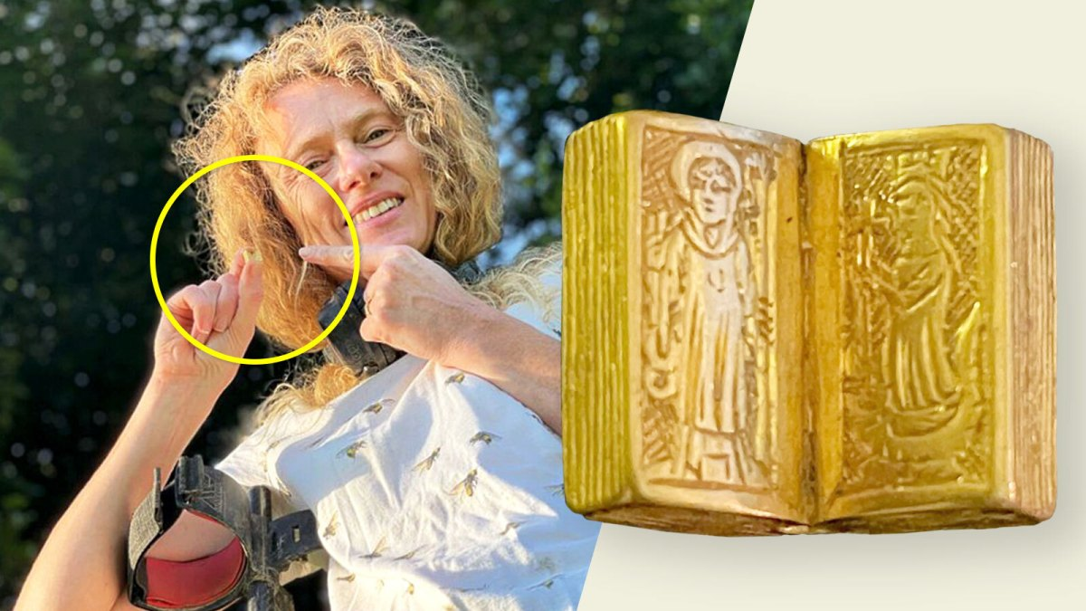 Cuốn sách, nặng 5g, được cho là có liên quan đến gia đình của Vua Richard III. (Ảnh: The Times)