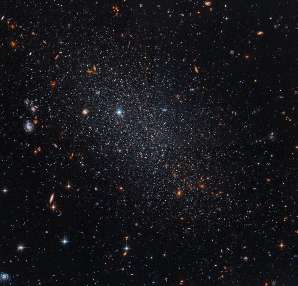 Tucana là một thiên hà hình cầu mờ ảo, chứa hàng tỉ ngôi sao lấp lánh nhưng khá mờ so với độ sáng bình thường của các ngôi sao trong các thiên hà khác. Độ mờ này chính là do tuổi của các ngôi sao: chúng có thể là dấu vết của vũ trụ sơ khai, thuộc về các thế hệ sao đầu tiên sau Big Bang. (Ảnh:NASA Science)