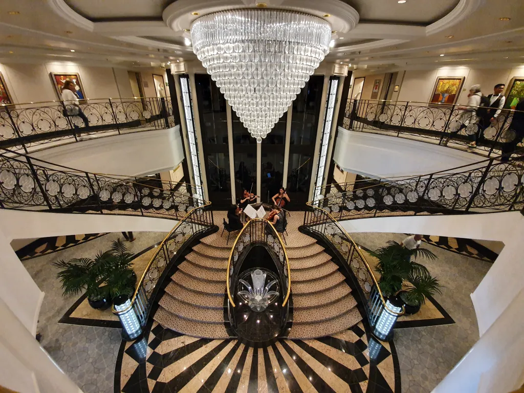 2. Oceania Riviera - Oceania Cruises: Oceania Riviera nổi bật với các chuyến du ngoạn độc đáo và các lớp học nấu ăn trên tàu. Tàu có các phòng suite sang trọng và các nhà hàng phục vụ ẩm thực cao cấp, từ buffet đến các món ăn gọi món.(Ảnh:Awesome Travel Holidays)