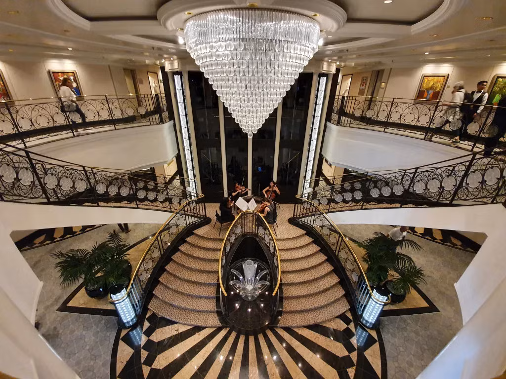 2. Oceania Riviera - Oceania Cruises: Oceania Riviera nổi bật với các chuyến du ngoạn độc đáo và các lớp học nấu ăn trên tàu. Tàu có các phòng suite sang trọng và các nhà hàng phục vụ ẩm thực cao cấp, từ buffet đến các món ăn gọi món.(Ảnh:Awesome Travel Holidays)