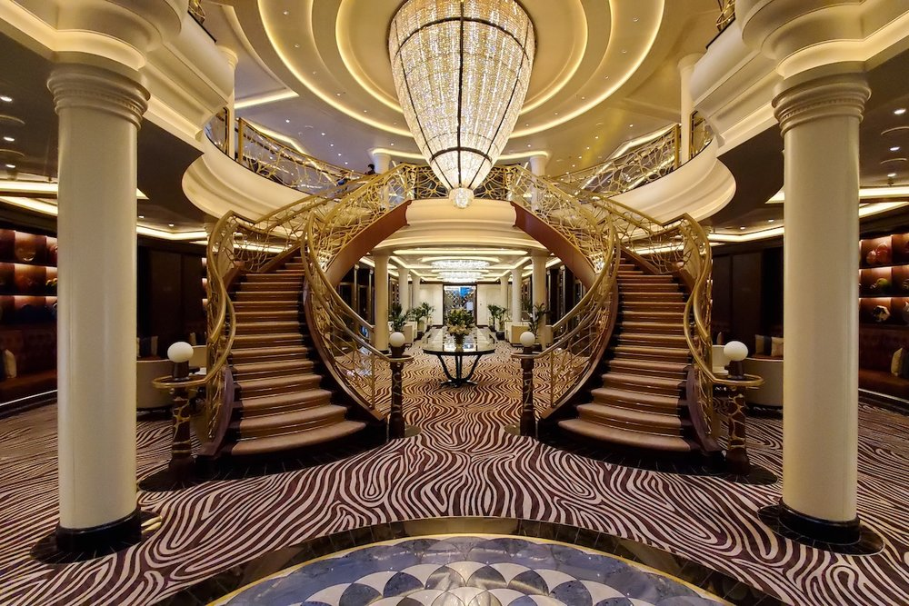 1. Seven Seas Splendor - Regent Seven Seas Cruises: Là một trong những chiếc tàu du lịch xa hoa nhất thế giới, Seven Seas Splendor có các phòng suite rộng rãi với ban công lớn, nội thất được trang trí bằng đá cẩm thạch Ý và pha lê Séc. Các nhà hàng trên tàu phục vụ ẩm thực đa dạng từ Á đến Âu, đảm bảo làm hài lòng những thực khách khó tính nhất. (Ảnh: My Kind of Cruise)