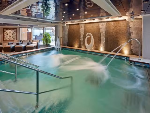 8. Nữ hoàng Elizabeth: Tàu Nữ hoàng Elizabeth mang phong cách nghệ thuật trang trí của Cunard, với bữa trà chiều hằng ngày và những điệu nhảy trong phòng khiêu vũ lớn. Tàu có spa Mareel Wellness &amp; Beauty, nhiều nhà hàng và quán rượu truyền thống Anh như Golden Lion.(Ảnh: