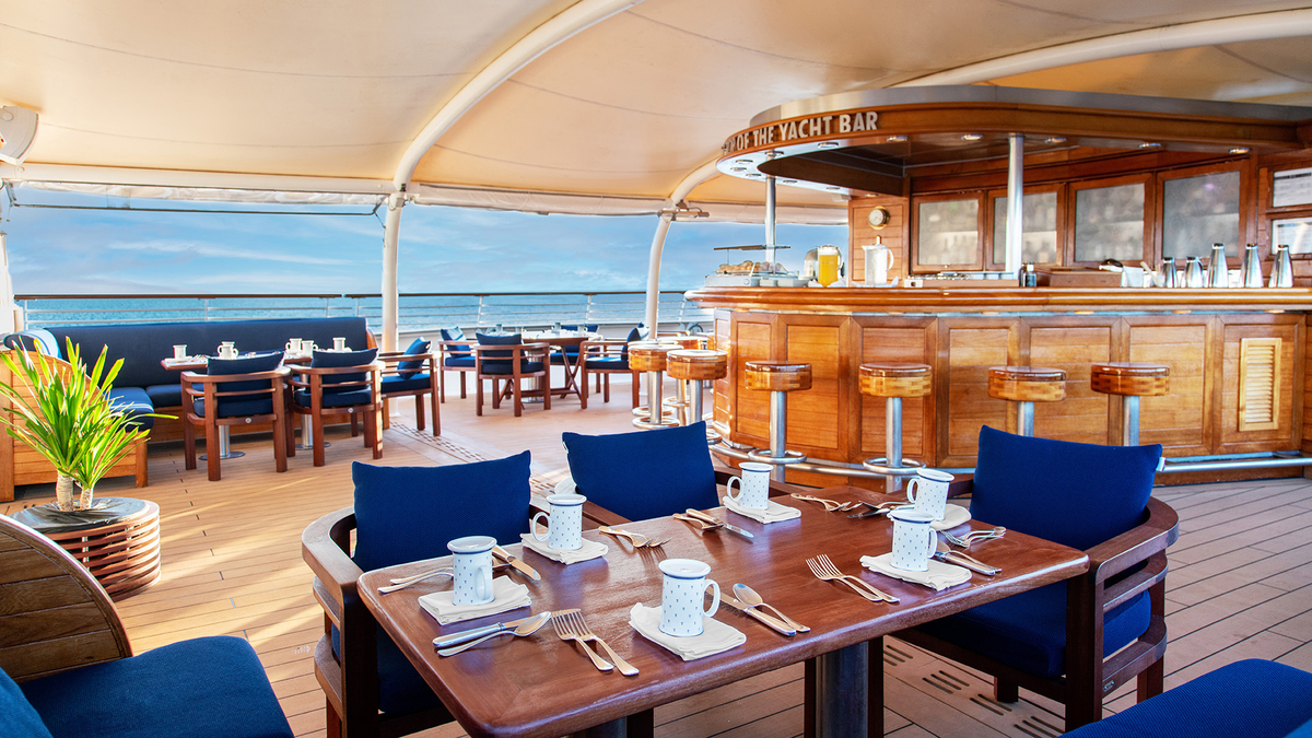 6. SeaDream II - SeaDream Yacht Club: SeaDream II mang đến trải nghiệm du lịch biển với phong cách du thuyền nhỏ gọn và sang trọng. Tàu có các phòng suite tiện nghi, các nhà hàng phục vụ ẩm thực cao cấp và các hoạt động giải trí đa dạng.(Ảnh:Carrier Luxury Holidays)