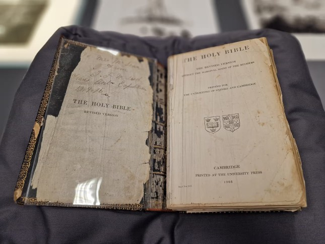 2. Cuốn Kinh thánh từ Endurance: Năm 1914, Ernest Shackleton và thủy thủ đoàn đã đi trên con tàu Endurance đến Nam Cực. Sau khi con tàu bị đóng băng, thủy thủ đoàn buộc phải từ bỏ hầu hết đồ đạc. Một ngư dân tên Thomas McLeod đã giữ lại cuốn Kinh thánh, và sau đó nó được tặng cho Hội Địa lý Hoàng gia ở London.(Ảnh:Tiền phong)