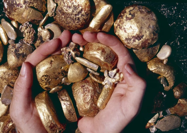 4. Vàng từ một tàu buôn Bồ Đào Nha: Năm 1554, chiếc thuyền buồm Bồ Đào Nha Espaarte bị chìm gần Pháo đài Saint Sebastian trên đảo Mozambique. Năm 2001, ông Bound phát hiện ra xác tàu này cùng với nhiều kho báu như gia vị, vỏ ốc xà cừ, đồ sứ nhà Minh thế kỷ 16 và khoảng 50kg vàng ròng. Vàng trên tàu có thể là một phần của hoạt động buôn bán gia vị, lụa, đồ gốm và đồ sơn mài.(Ảnh:Tiền phong).