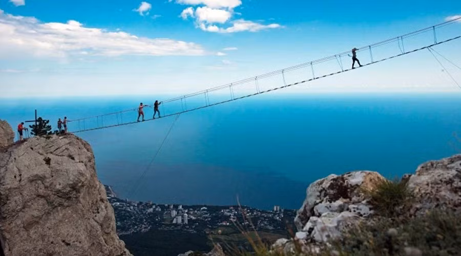 9. Cầu treo Ai-Petri, Crimea: Cầu treo Ai-Petri nằm trên đỉnh núi Ai-Petri, Crimea. Với chiều dài 50m và cao 1.234m so với mực nước biển, cây cầu này mang đến một trải nghiệm đầy thách thức và ngoạn mục. (Ảnh: Crimea travel portal)