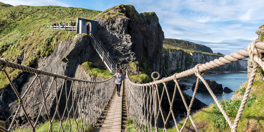 7. Cầu treo Carrick-a-Rede, Bắc Ireland: Cầu treo Carrick-a-Rede dài 20m và cao 30m so với mặt biển, nối liền đất liền với một hòn đảo nhỏ. Cây cầu này là một thử thách lớn đối với những ai sợ độ cao và sóng biển mạnh. (Ảnh: Justin Plus Lauren)