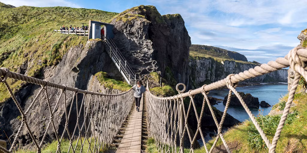 7. Cầu treo Carrick-a-Rede, Bắc Ireland: Cầu treo Carrick-a-Rede dài 20m và cao 30m so với mặt biển, nối liền đất liền với một hòn đảo nhỏ. Cây cầu này là một thử thách lớn đối với những ai sợ độ cao và sóng biển mạnh. (Ảnh: Justin Plus Lauren)