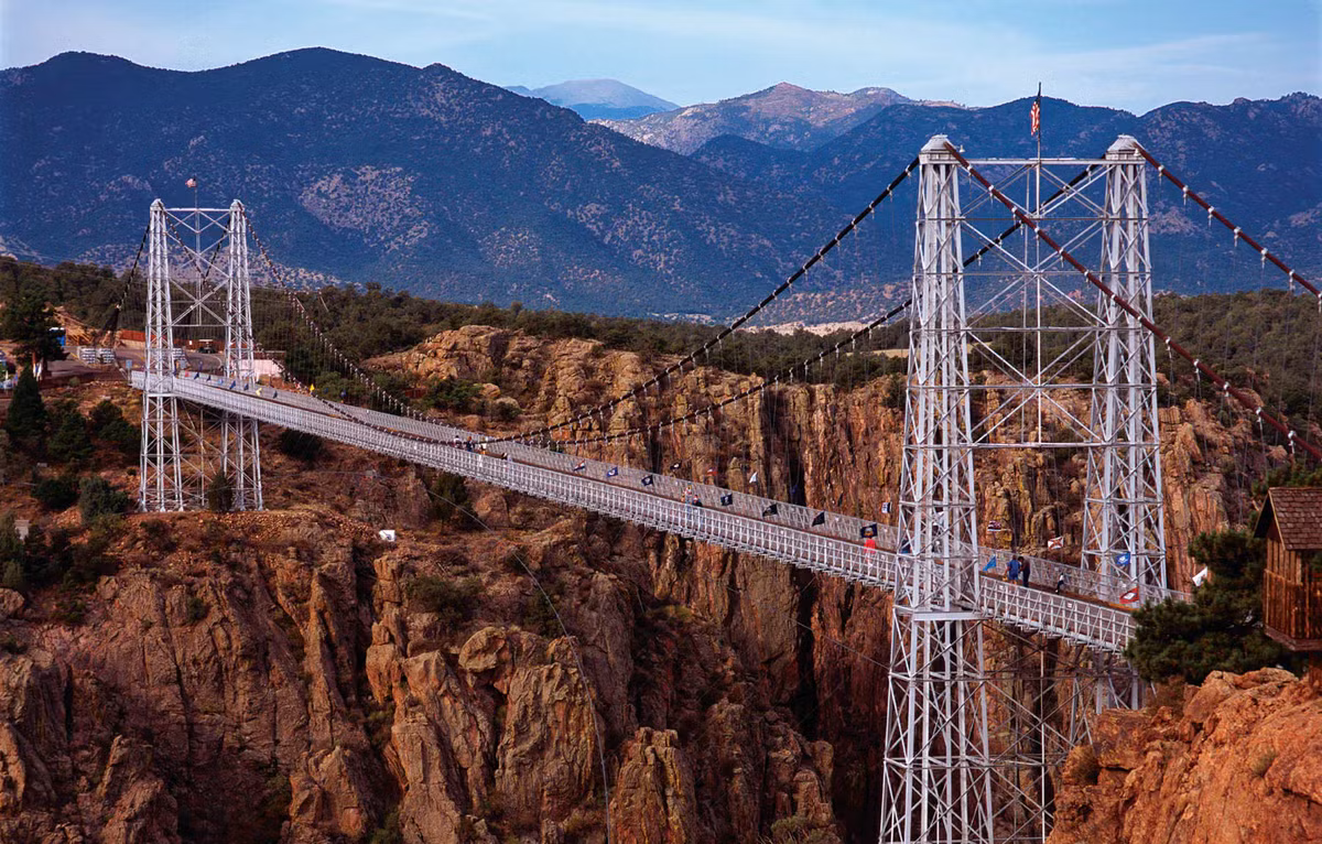 4. Cầu Royal Gorge, Mỹ: Cầu Royal Gorge nằm ở Colorado, Mỹ, là cây cầu treo cao nhất ở Bắc Mỹ với độ cao 291m so với dòng sông Arkansas. Cây cầu này đã trở thành một điểm du lịch nổi tiếng nhưng cũng đầy thách thức. (Ảnh: Glenwood Caverns Adventure Park)